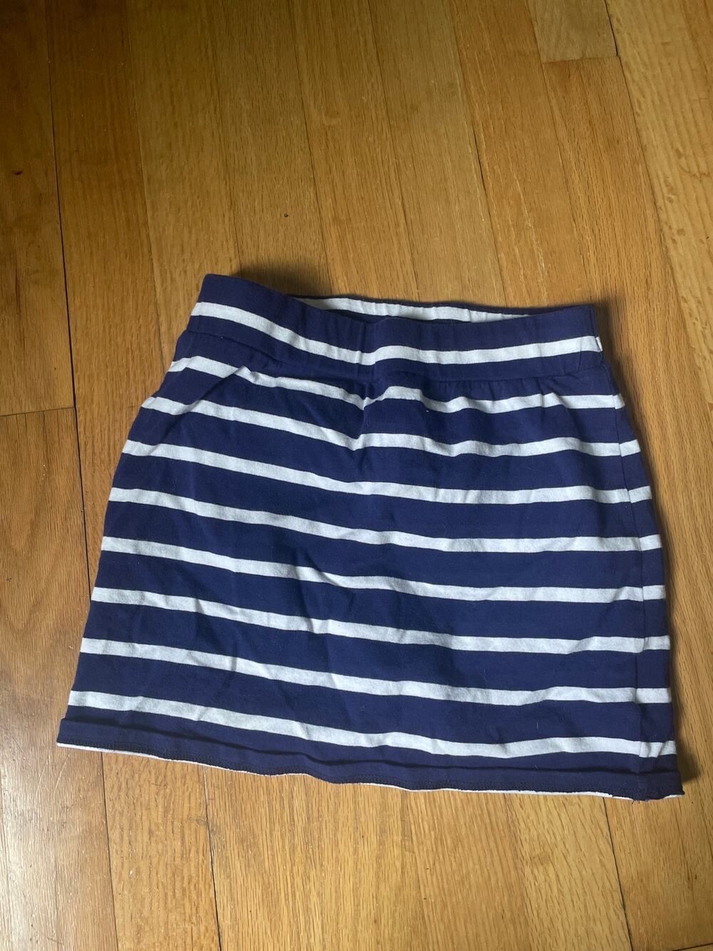 Girls' skirt medium